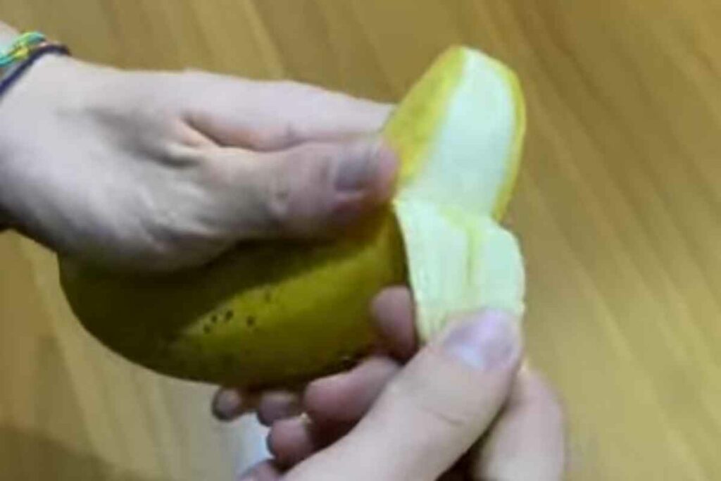 Persona che sbuccia la banana