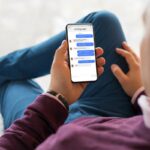 facebook smartphone in mano