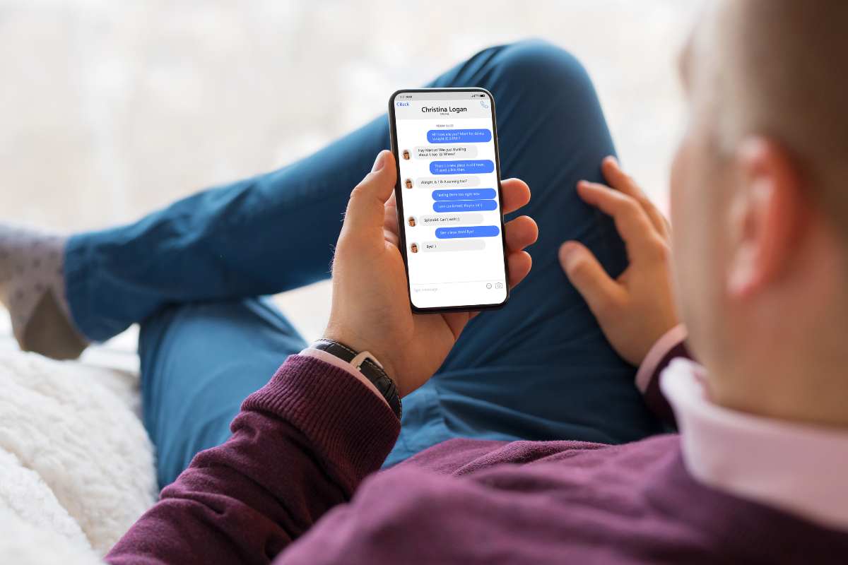 facebook smartphone in mano
