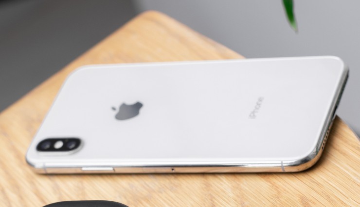 iphone appoggiato faccia in giù